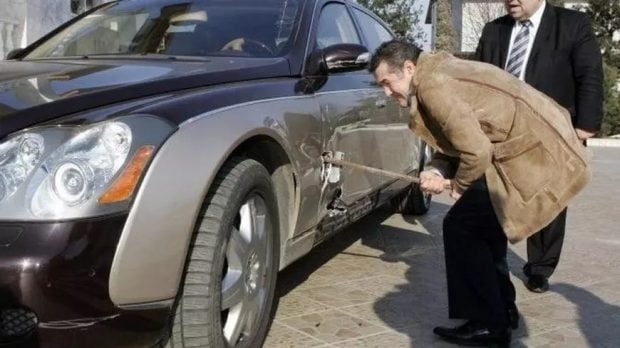 Portarul de la intrarea în muzeul Maybach n-a putut privi cum Gigi Becali își repară Maybachul cu ranga: „Vă rog, vă rog!”