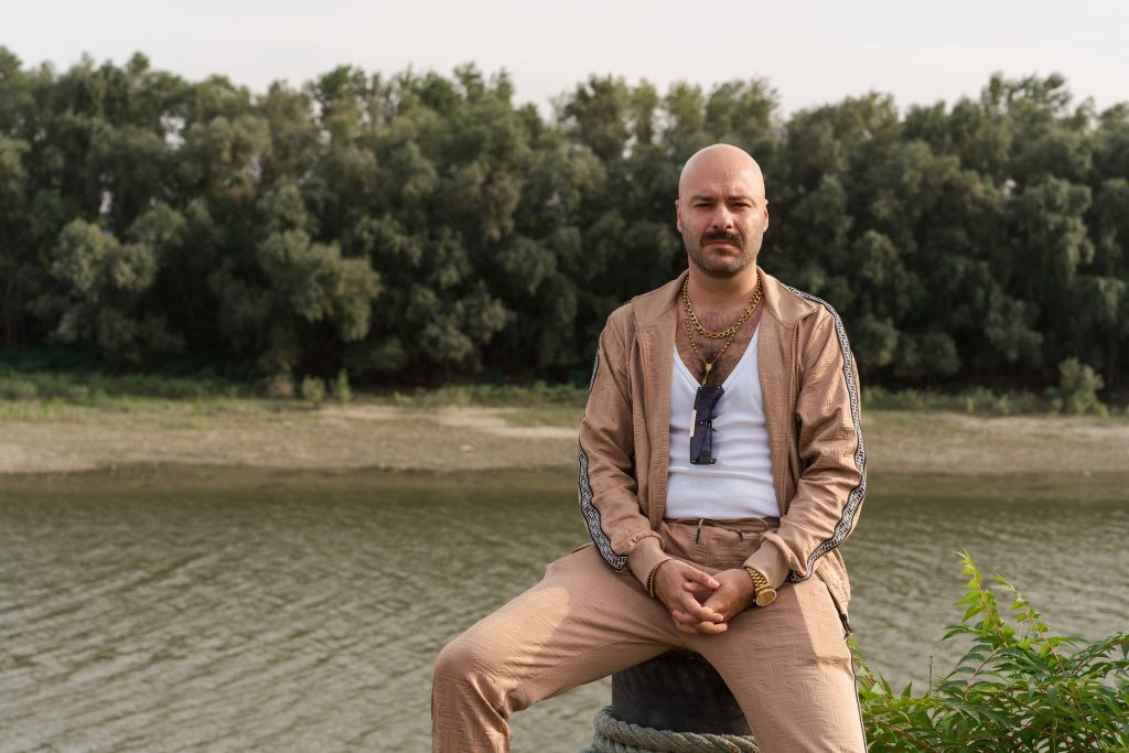 Ce rol joacă Constantin Dogioiu în serialul „Înapoi în Groapa”: „Un personaj extrem de contorsionat”. În seara asta apare la Pro TV 2 boian 2