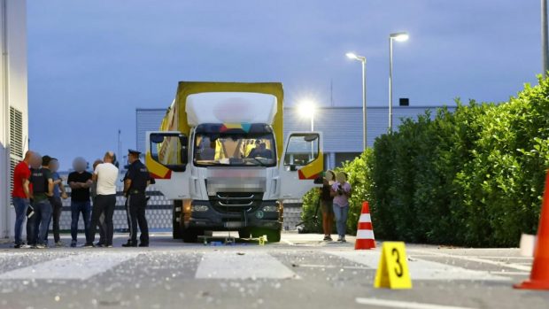 Un șofer român a intrat de șase ori cu camionul în biserica penticostală românească dintr-un oraș austriac: „Mi-a distrus viața”