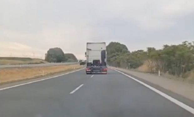 Un șofer român care aducea un camion în țară a fost oprit din drum în Spania, după ce a fost filmat pe autostradă: „Îl anchetăm”. VIDEO