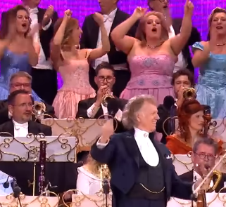 Spectatorii au întrerupt spectacolul lui Andre Rieu, după ce Olanda s-a calificat în „sferturile” Euro 2024. Ce a cântat imediat orchestra | VIDEO