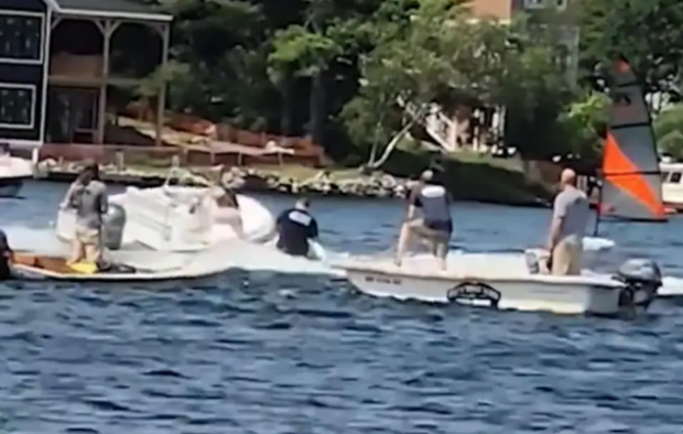 Un adolescent a preluat controlul unei bărci în derivă sărind la bord de pe un jet-ski în mișcare | VIDEO
