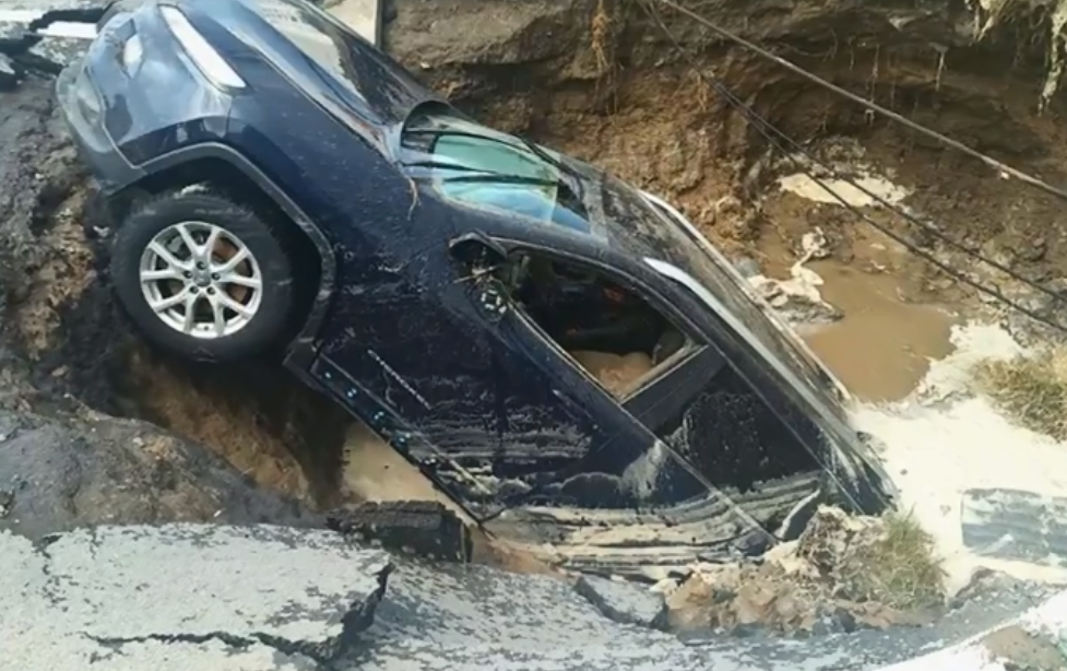 Un SUV a fost „înghițit” cu totul, după ce o conductă de apă caldă s-a spart, în Rusia | VIDEO