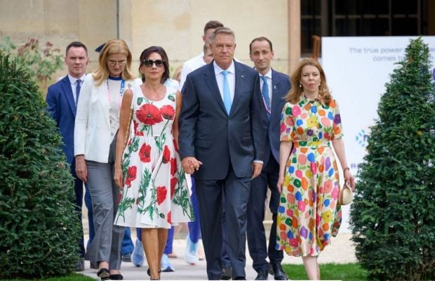 Cât a costat rochia purtată de Carmen Iohannis la Ambasada României de la Paris, înainte de Jocurile Olimpice. Geanta a fost mai scumpă decât ținuta