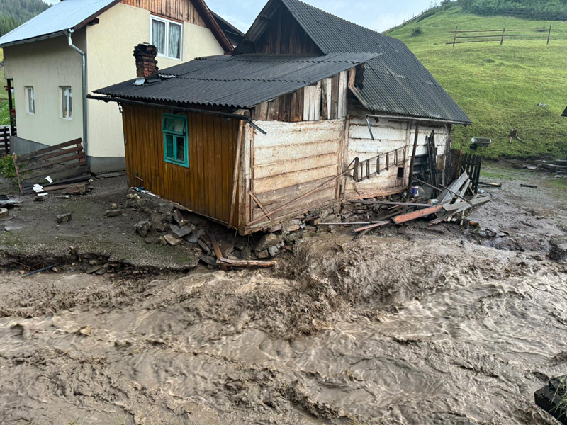 Intervenție reușită în Suceava: Șase persoane, inclusiv copii, salvate din calea unei viituri 2 cirlibaba 3