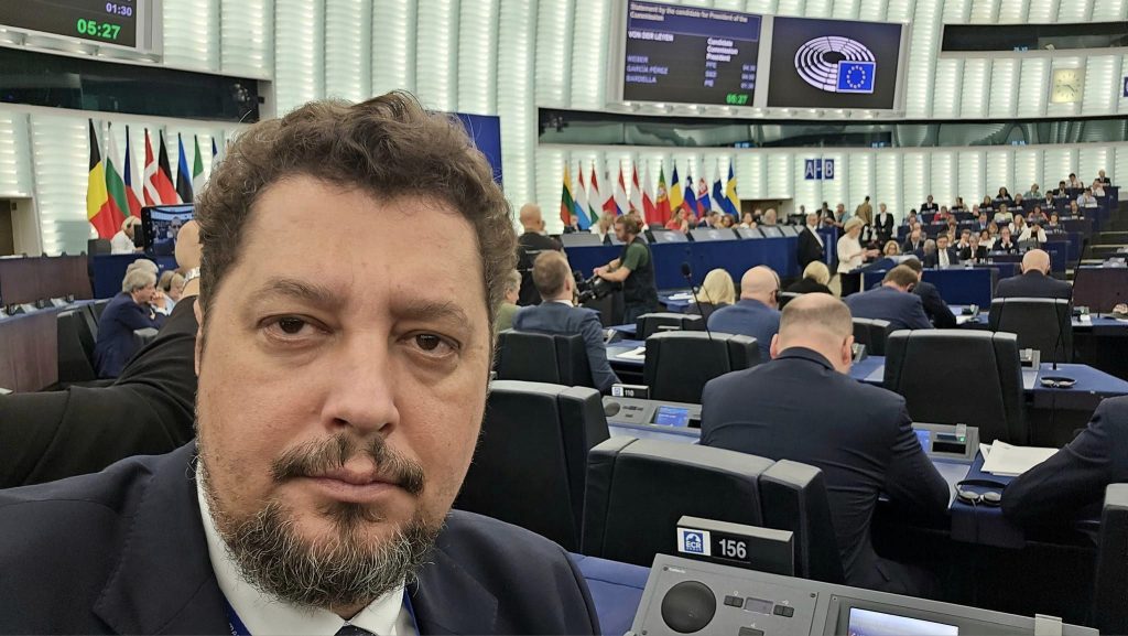 Realegerea Ursulei von der Leyen în fruntea Comisiei Europene: O luptă tensionată și un discurs memorabil 2 claudiu tarziu seflie cu ursula von der leyen foto facebook claudiu tarziu