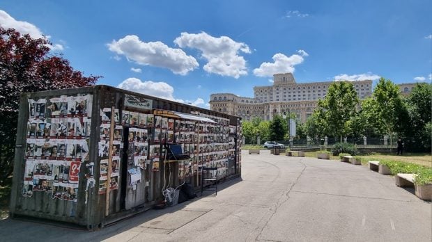 Containerul adus în centrul Bucureștiului pentru a arăta ororile comise de Hamas. „Reproduce condițiile degradante în care sunt ținuți ostaticii israelieni”