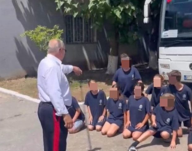 VIDEO: Elevi din Călărași, puși să stea în genunchi pe asfalt și să-i ceară iertare profesorului. „Dacă se mai întâmplă vreodată, vă ţin ore în şir”