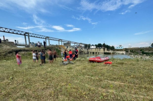 Un copil în vârstă de 14 ani s-a înecat în râul Suceava, în timp ce se afla la scăldat