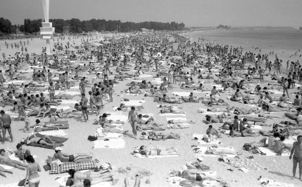 O relicvă de articol dezgropat din nisipurile Costineștiului anilor ’80. N-am scris „omagii” la adresa lui Ceaușescu, dar am scris alte „prostii” specifice vremurilor 
