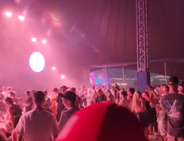 Momentul în care un cort cade peste zeci de tineri la un festival din Slovacia, după o vijelie: 12 răniți
