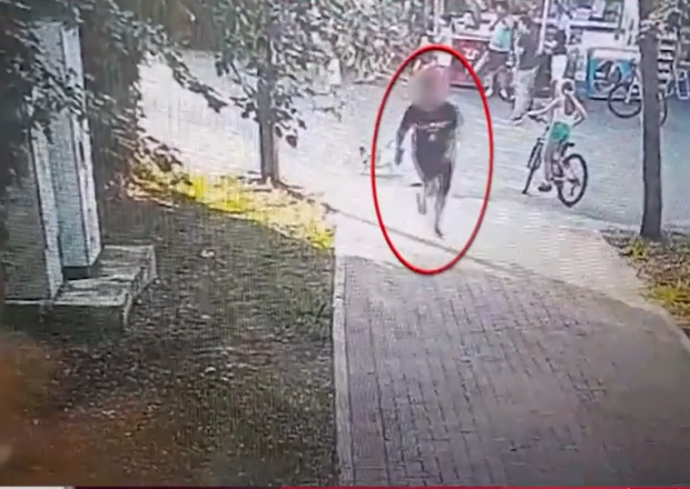 Imagini cu momentul în care adolescentul de 17 ani fuge după ce a spulberat doi copii cu mașina, în parcarea parcului Pantelimon