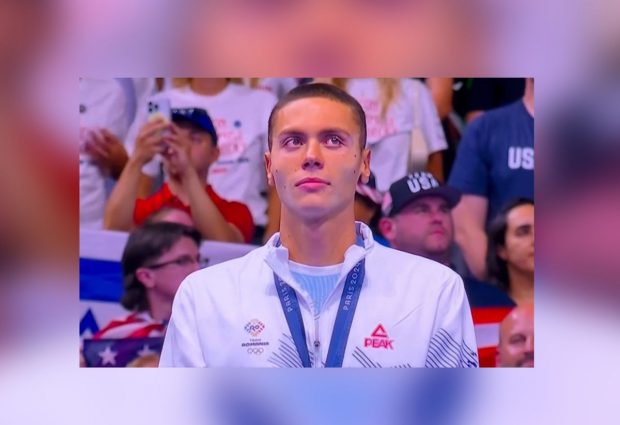 David Popovici, cu lacrimi în ochi la intonarea imnului, după ce a câştigat aurul la JO de la Paris. VIDEO