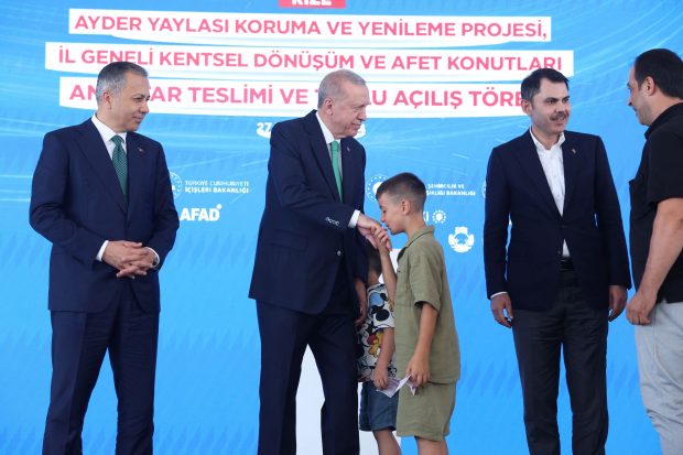 Erdogan i-a tras o palmă unui copil care nu i-a pupat mâna, apoi i-a dat bani. VIDEO