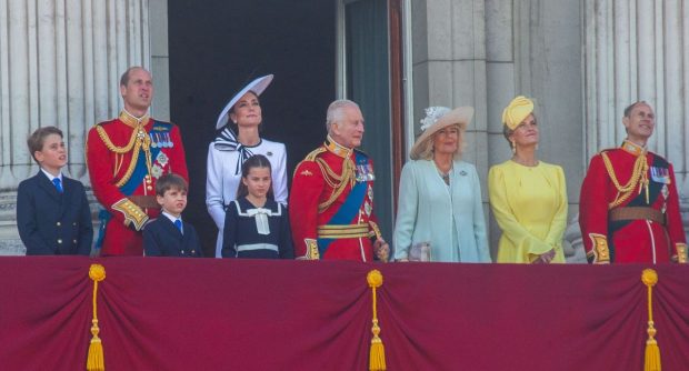 Camera cu balconul de la Palatul Buckingham unde familia regală apare salutând mulțimea se deschide pentru vizitatori