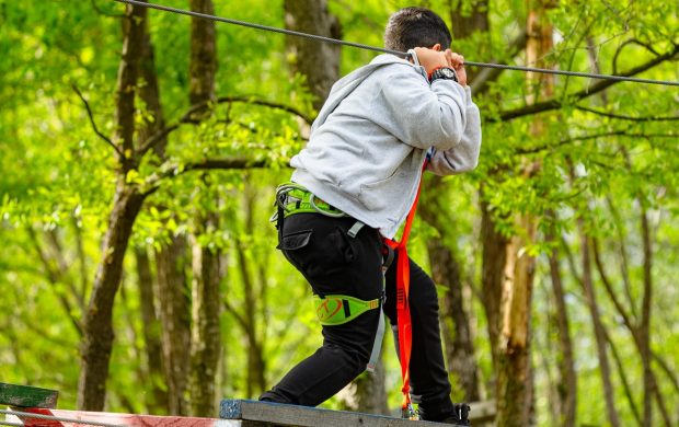 Patru copii răniţi într-un parc de distracţii, în județul Hunedoara, după ce s-a rupt tiroliana. Reprezentanții parcului: „Un mic incident”