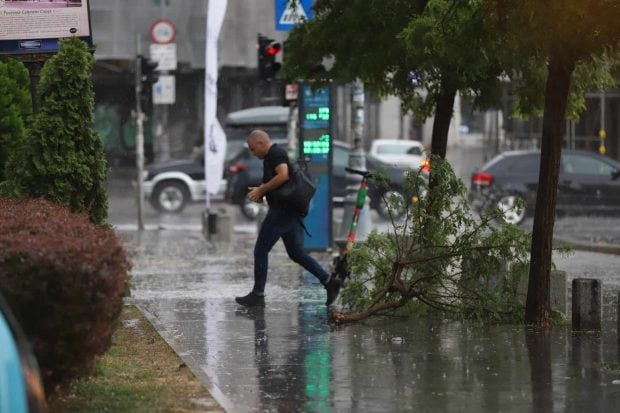 Cod roșu de vijelii și grindină în județele Giurgiu și Călărași. Cât ține vremea rea