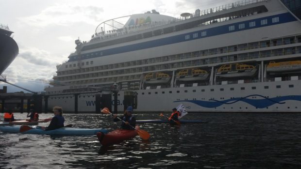 O nouă formă de protest. Activiști climatici în caiace au blocat două nave de croazieră în portul Kiel