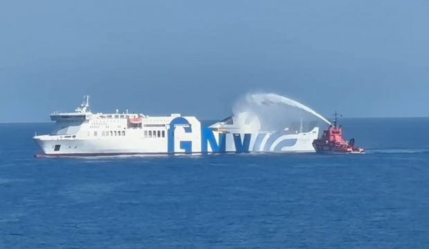 Sute de pasageri au fost blocați ore în șir în larg, după ce un incendiu a izbucnit la bordul unui feribot spre Mallorca