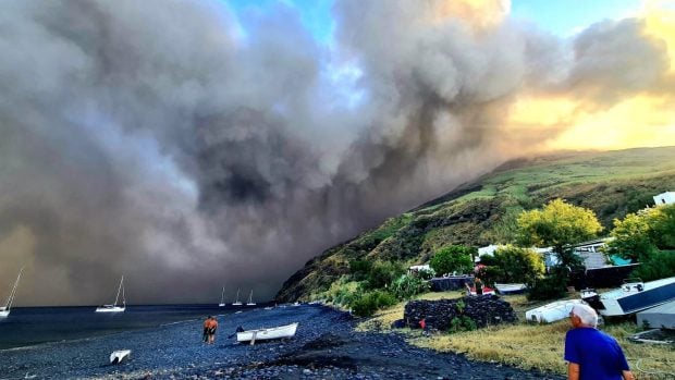 Alertă roșie în largul Siciliei, după ce vulcanul Stromboli a erupt. Mase de lavă se revarsă în Marea Mediterană