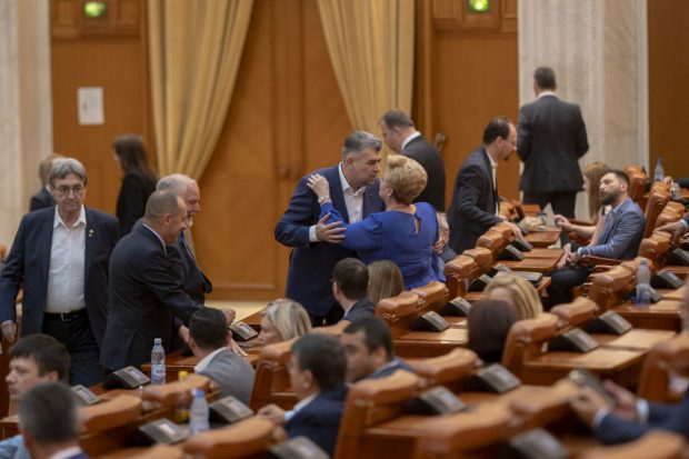 Deputații au votat modificarea legii privind împușcarea urșilor, după tragedia din Bucegi. Legea merge la promulgare