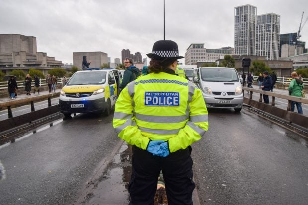 Cinci militanţi ecologişti, condamnaţi la închisoare pentru conspirație. Au blocat autostrada care înconjoară Londra peste 120 de ore