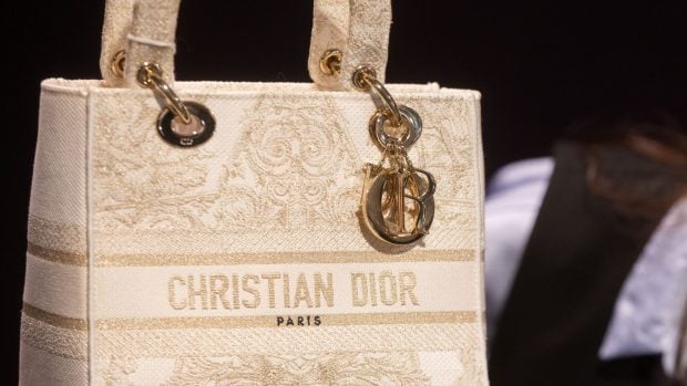 Brandul de lux Dior Italia, acuzat de „sclavie modernă”, după ce o anchetă a dezvăluit că angajații lucrau 24 de ore și dormeau în fabrică