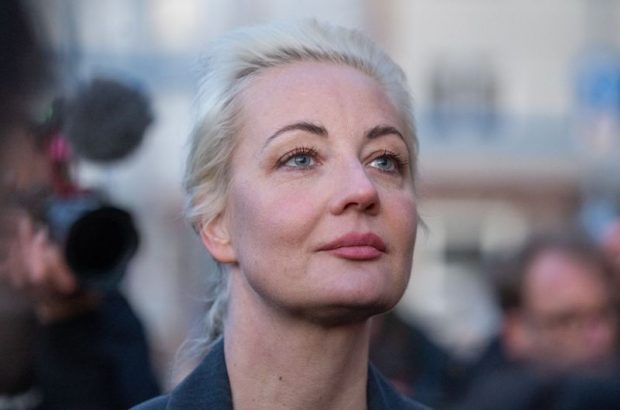 Un tribunal din Moscova a dispus arestarea în lipsă a Iuliei Navalnaia. De ce este acuzată văduva opozantului rus Aleksei Navalnîi