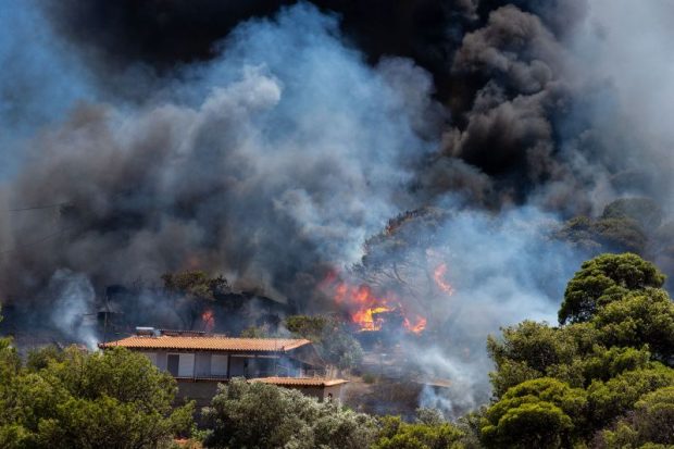 Un spital pentru copii și un cămin de bătrâni au fost evacuate în Grecia, din cauza unui incendiu puternic