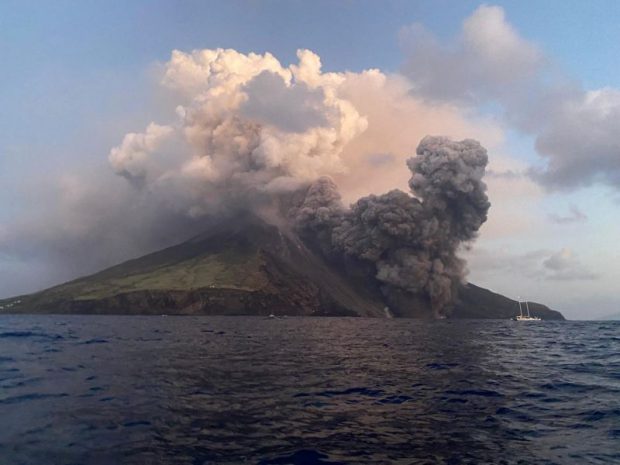 Vulcanul Stromboli din Italia a erupt. Fluxul de lavă a ajuns în mare. Și vulcanul Etna a erupt recent. Imagini spectaculoase | VIDEO