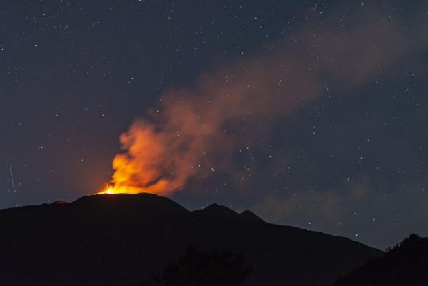 MAE, avertizare pentru românii care merg în Italia: Zboruri suspendate pe Aeroportul Catania după noua erupție a vulcanului Etna
