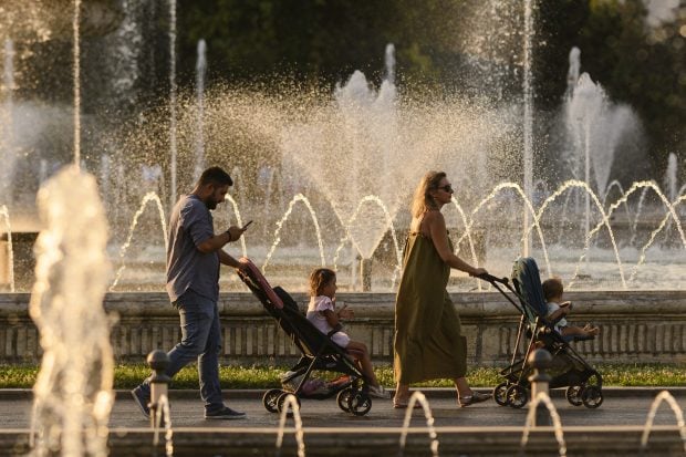 Jumătate de țară scapă de caniculă, dar e lovită de vijelii. Sudul rămâne însă sub avertizare cod roșu