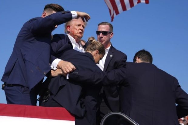 „Ar fi trebuit să fiu mort”. Donald Trump, interviu după tentativa de asasinat: „M-au lovit atât de tare, încât mi-au căzut pantofii”