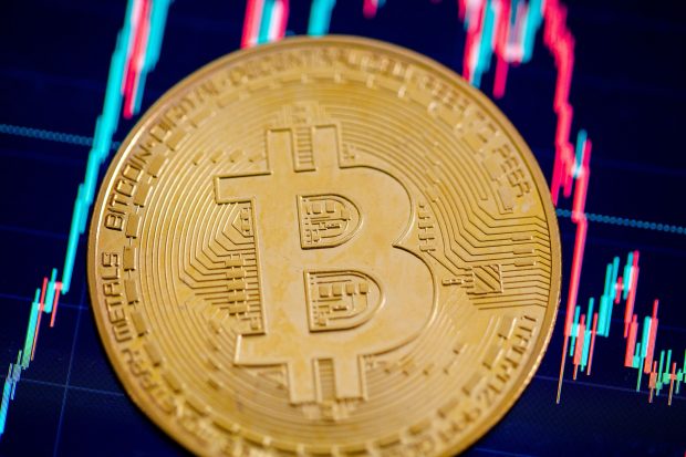 Trei persoane, acuzate de DIICOT de furt de criptomonede în valoare de 120 milioane de dolari