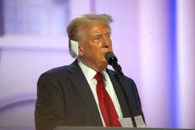 FBI vrea să îl audieze pe Donald Trump în ancheta privind tentativa de asasinat. Autoritățile nu sunt sigure că a fost lovit de glonț