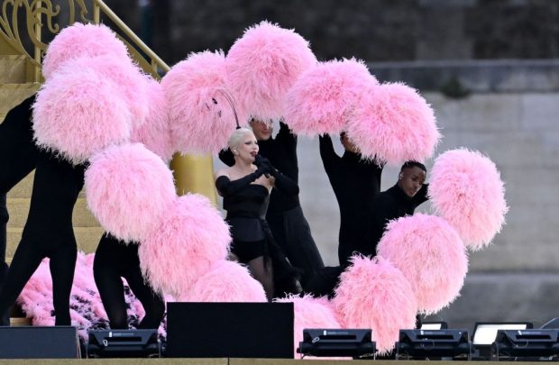 Un dansator a căzut pe scenă în timp ce Lady Gaga cânta la ceremonia de deschidere a Jocurilor Olimpice 2024 de la Paris