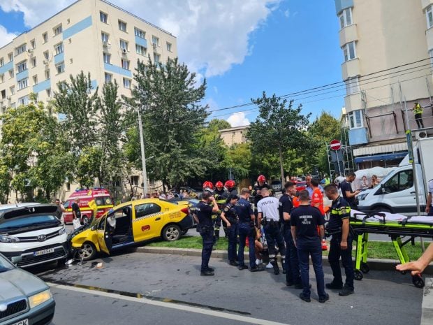 Un bărbat beat şi fără permis a furat o maşină şi a făcut 4 accidente, în București. Individul, internat la Spitalul de Psihiatrie „Obregia”