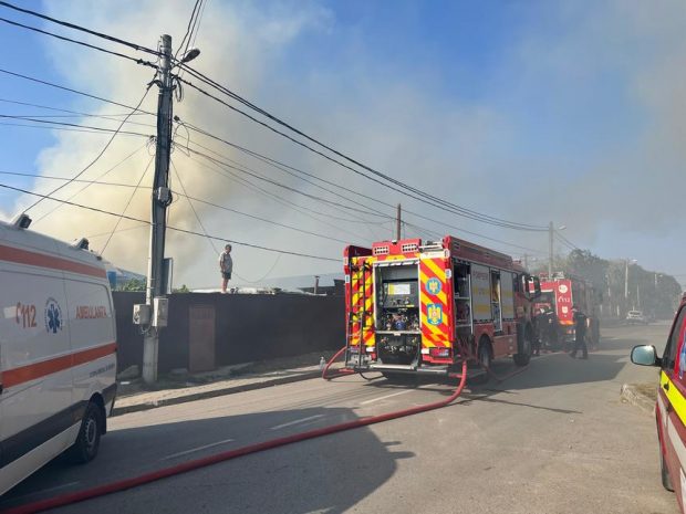 Incendiu la un azil de bătrâni din Tulcea. Zeci de persoane, evacuate. 7 oameni au fost duși la spital