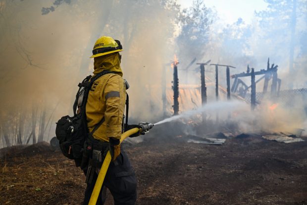 Cel mai mare incendiu de vegetație din California se extinde rapid: mii de pompieri se luptă cu flăcările, care au pârjolit o zonă cât orașul Los Angeles