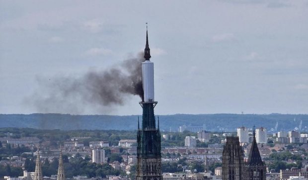 Incendiu la catedrala din Rouen: turla monumentului, datând din 1825, cuprinsă de flăcări