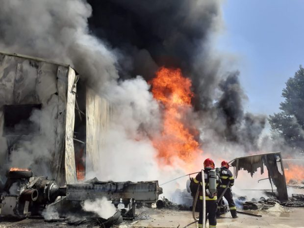 Arde o fabrică de mase plastice în Vâlcea. Trei persoane, între care un pompier, au avut nevoie de îngrijiri medicale