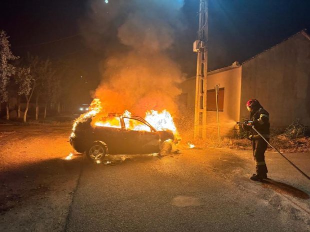 Trei copii, răniți după ce au intrat cu mașina într-un stâlp, în judeţul Bihor. Mașina a luat apoi foc