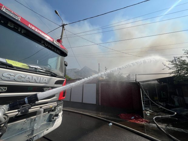 Incendiu la un ansamblu de locuințe din sectorul 2 al Capitalei. O persoană care a suferit un atac de panică, dusă la spital | VIDEO