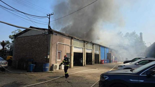 Incendiu puternic la un service auto din Sectorul 2. Două persoane au fost intoxicate cu fum