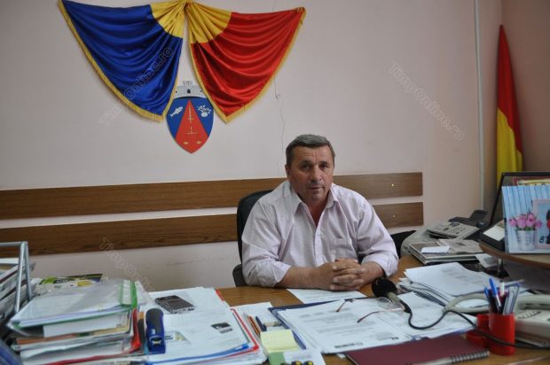 Un primar din Bistriţa-Năsăud și trei subalterni, reținuți după ce au dat adeverinţe false pentru reședință şi câte 700 de lei în schimbul votului