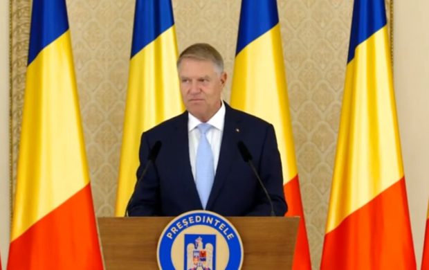 Reacția lui Iohannis când e întrerupt de un telefon în timpul unui discurs: „Complicat cu telefoanele, domnu’ ambasador”. VIDEO
