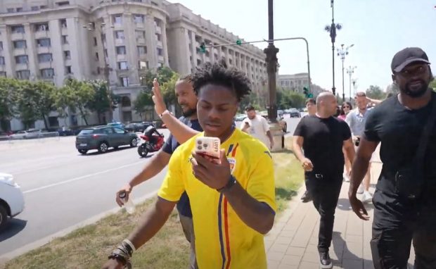 IShowSpeed, un streamer american celebru, este în România. Zeci de mii de oameni îl urmăresc pe YouTube plimbându-se prin București. VIDEO