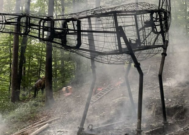 Incendiu la Dino Parc din Râşnov. Un dinozaur de zece metri a luat foc. VIDEO