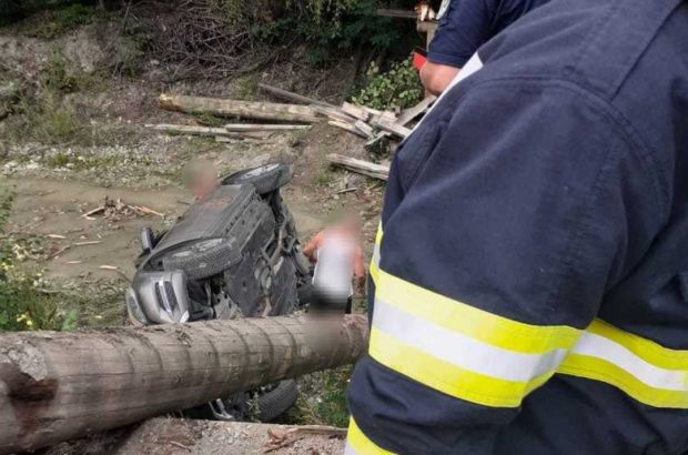 O maşină a căzut într-un râu din Neamţ după ce s-a rupt un podeţ. Trei persoane, transportate la spital