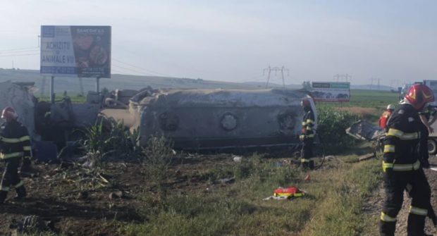 Cinci persoane au murit, între care doi copii, într-un accident grav în Suceava. Mașina în care se aflau a intrat într-o cisternă